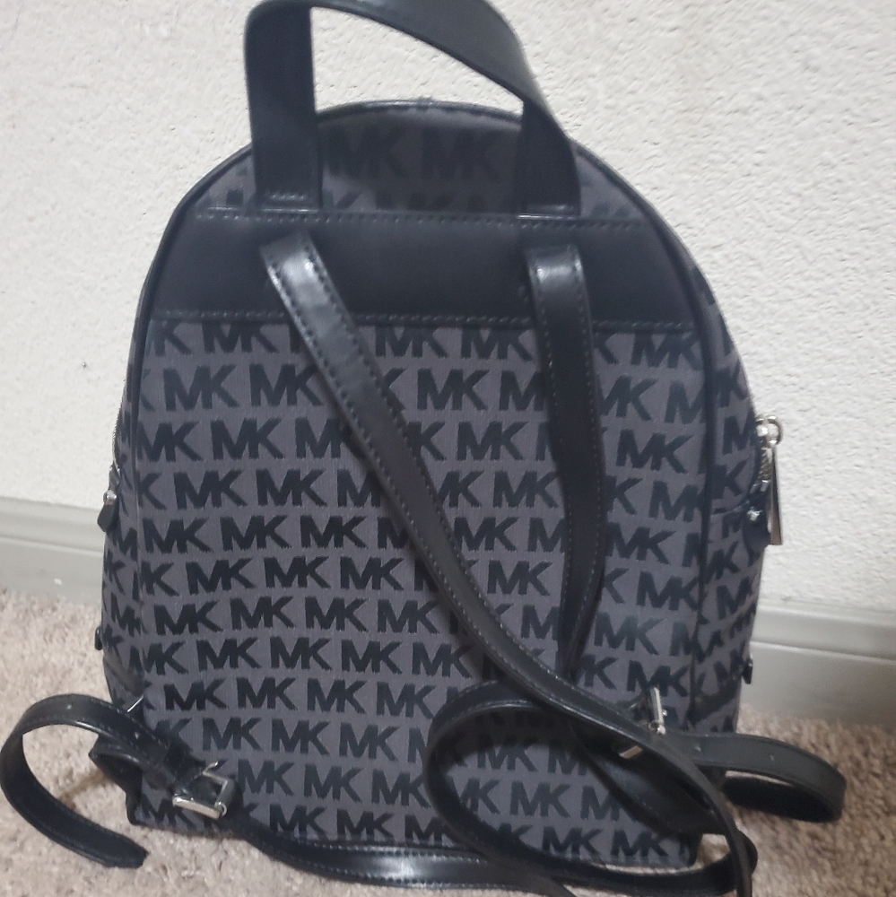 Michael Kors Rhea Zip black mini backpack - Picture 5 of 10